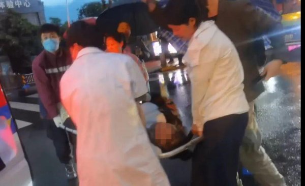 专业在线股票配资网 “护士冒雨跪地救人”感动网友：7名护士下班途中偶遇车祸，合力救助受伤老人